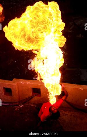 Dhaka, Bangladesch. Januar 2020. Flammenfresser versammelten sich auf dem Dach, um Menschen mit ihren Fähigkeiten zu unterhalten, Feuer während der Feier des Shakrain-Festivals 2020 zu manipulieren. (Foto von M. Rakibul Hasan/Pacific Press) Credit: Pacific Press Agency/Alamy Live News Stockfoto