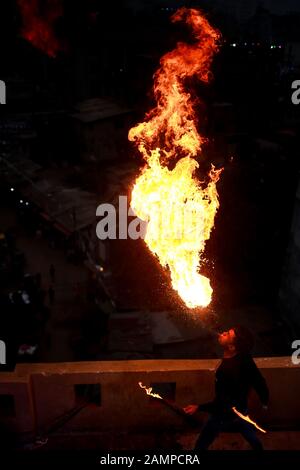 Dhaka, Bangladesch. Januar 2020. Flammenfresser versammelten sich auf dem Dach, um Menschen mit ihren Fähigkeiten zu unterhalten, Feuer während der Feier des Shakrain-Festivals 2020 zu manipulieren. (Foto von M. Rakibul Hasan/Pacific Press) Credit: Pacific Press Agency/Alamy Live News Stockfoto