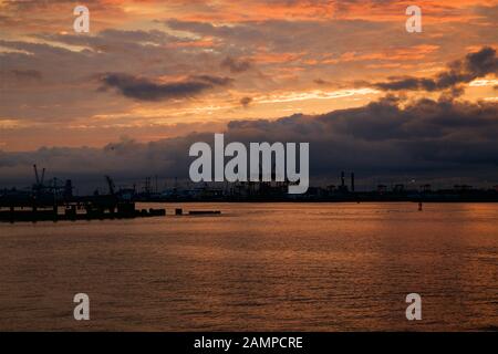 Hafen von Dublin, Irland in der Abenddämmerung. Stockfoto