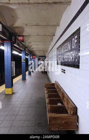 New YORK, USA - 6. JULI 2013: Menschen warten auf U-Bahn-Station Museum of Natural History in New York. Mit 1,67 Milliarden jährlichen Fahrgeschäften, New York City Subwa Stockfoto