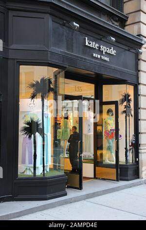 New YORK, USA - 1. JULI 2013: Kate Spade Store in 5th Avenue, New York. Die 5th Avenue ist die teuerste Einzelhandelsfläche (pro Quadratfuß) im w Stockfoto