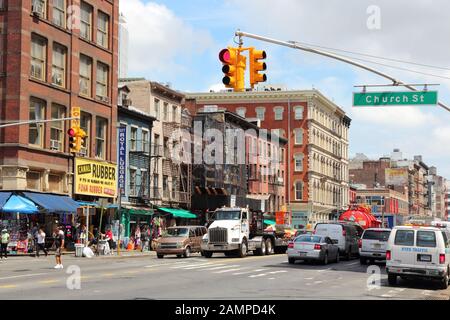 New YORK, USA - 1. JULI 2013: Menschen besuchen Canal Street in New York. New York City wird von 56 Millionen jährlichen Besuchern besucht (2014). 20 Millionen Menschen Stockfoto