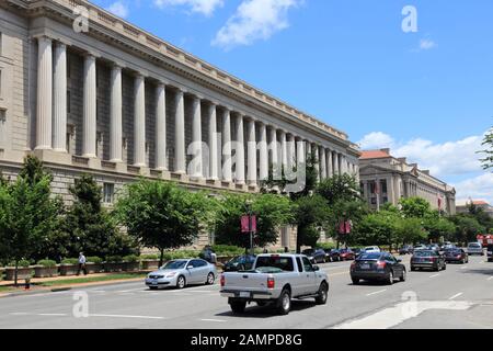Washington, USA - 14. JUNI 2013: Menschen fahren mit IRS (Internal Revenue Service) in der Innenstadt von Washington, DC. 65 Prozent der Haushalte in Washington DC Stockfoto