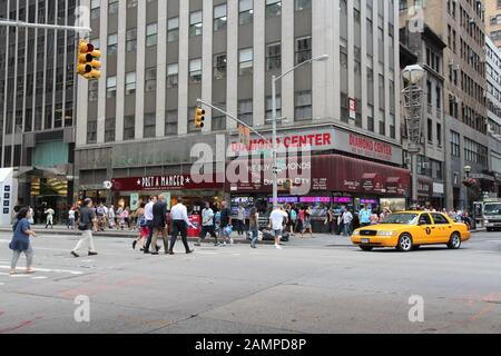 NEW YORK, USA - Juli 2, 2013: Taxi fährt in Diamond District entlang der 6. Avenue in New York. Dieser Bereich ist einer der weltweit wichtigsten Diamantenindustrie Zentren Stockfoto