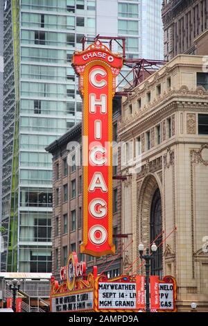 Chicago, USA - 26. JUNI 2013: Zeichen des Chicago Theatre. Das Chicago Theatre wurde 1921 gegründet und ist ein eingetragenes Wahrzeichen von Chicago. Stockfoto