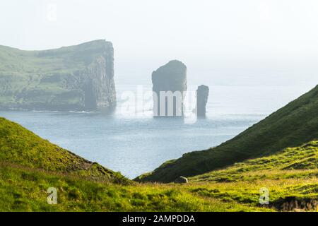 Dramatischer Blick auf Drangarnir und Tindholmur Meer stapelt sich im Atlantik von der Insel Vagar, den Färöern. Landschaftsfotografie Stockfoto