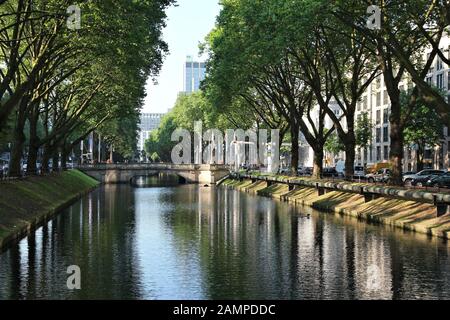 Düsseldorf, Deutschland - Juli 8, 2013: Die Menschen laufen Sie entlang der berühmten Königsallee Boulevard in Düsseldorf. Königsallee ist einer der verkehrsreichsten upscale Shopping stree Stockfoto