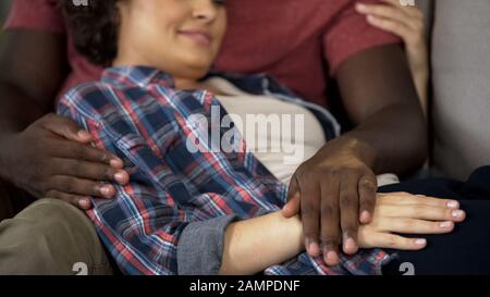 Afroamerikanischer Mann umarmte zärtlich seine geliebte Frau, zärtliche Beziehung Stockfoto