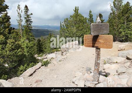 Rocky Mountain National Park in Colorado. Schilder des Wanderweges nach Mills Lake, Loch Vale, Glacier Gorge Trailhead, Granite Pass und Boulderfield. Stockfoto