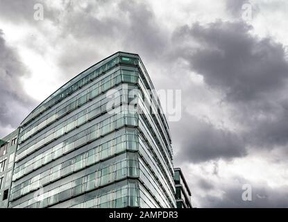 Gebäude auf einem Hintergrund von bewölktem Himmel. Stockfoto