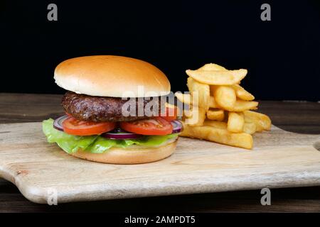 Nahaufnahme eines leckeren Hamburger mit knusprigen Pommes frites serviert. Stockfoto