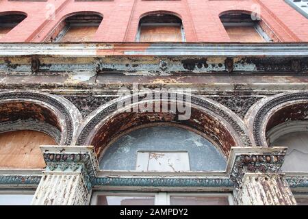 Gusseisenarchitektur in Philadelphia, Pennsylvania in den Vereinigten Staaten. Alte Gusseisenfassade in einem Gebäude. Stockfoto