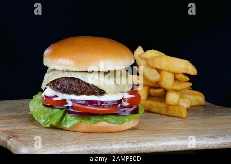 Nahaufnahme eines leckeren Hamburger mit knusprigen Pommes frites serviert. Stockfoto