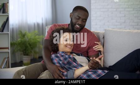 Schönes multiracial Paar mit angenehmem Zeitvertreib zu Hause, Heirat Stockfoto
