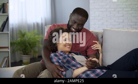 Liebevolles Paar genießt Zärtlichkeit, hält Hände mit Liebe, Harmonie in der Ehe Stockfoto