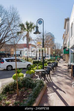 Columbia, SC, USA-8. JANUAR 2010: Main Street erwartet Kunden an einem sonnigen Wintermorgen. Stockfoto