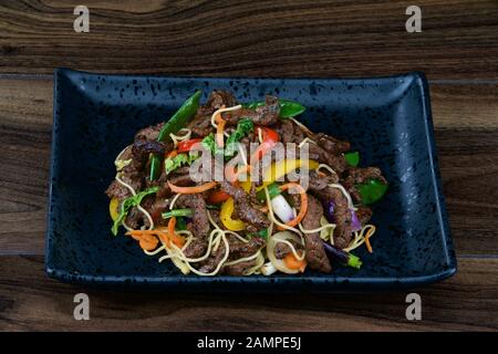 Asiatisches Rühren gebratenes Rindfleisch mit Nudeln und Gemüse. Stockfoto
