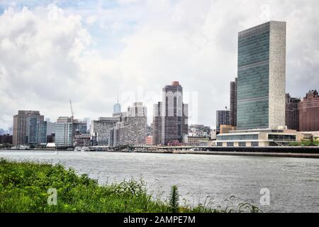 Midtown East, New York City, USA - Manhattan Skyline mit East River. Stockfoto