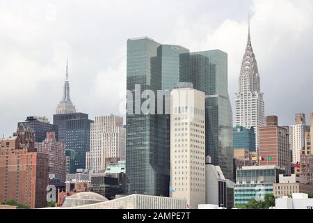 Midtown Manhattan Skyline mit vielen prominenten Bürogebäuden. Wahrzeichen von New York City. Stockfoto