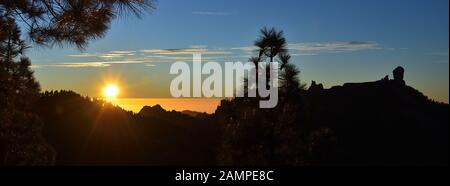 Panorama bei Sonnenuntergang und Silhouette des Roque Nublo, Gipfeltreffen der Gran Canaria, Kanarische Inseln, Spanien Stockfoto