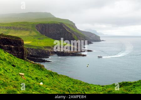 Sommerblick auf die Insel Mykines, die Inseln der Färöer, Dänemark. Landschaftsfotografie Stockfoto