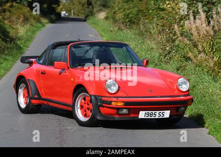 Große bodied Porsche 911 Sport Taga Turbo auf einem Feldweg in Yorkshire, UK geparkt Stockfoto