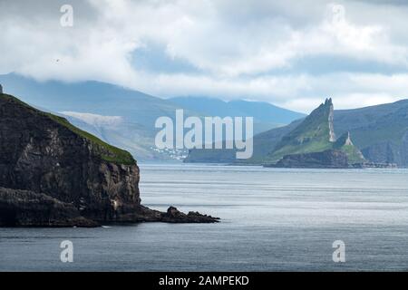 Dramatischer Blick auf Drangarnir und Tindholmur Meer stapelt sich im Atlantik von der Insel Mykines, den Färöern. Landschaftsfotografie Stockfoto