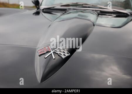 Motorhaube von Chevrolet Corvette Stingray Roadster aus dem Jahr 1966, mit kariertem Flaggenemblem auf der Nase Stockfoto