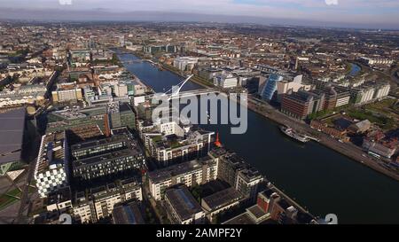 Antenne drone Ansicht der Samuel Beckett Brücke und den Fluss Liffey in Dublin, Irland. Stockfoto