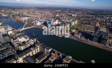 Antenne drone Ansicht der Samuel Beckett Brücke und den Fluss Liffey in Dublin, Irland. Stockfoto