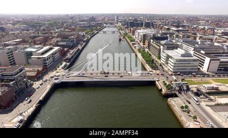 Antenne drone Ansicht der Samuel Beckett Brücke und den Fluss Liffey in Dublin, Irland. Stockfoto