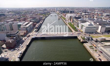 Antenne drone Ansicht der Samuel Beckett Brücke in Dublin, Irland. Stockfoto