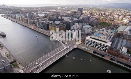 Antenne drone Ansicht der Samuel Beckett Brücke in Dublin, Irland. Stockfoto