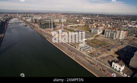 Drone Luftaufnahme des Flusses Liffey und die Docklands von Dublin in Irland. Stockfoto