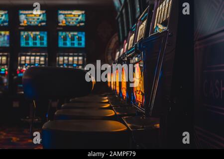 Spielautomaten in einem Casino. Stockfoto
