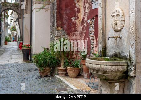 Spaziergang durch die engen Straßen von San Felice al Circeo Stockfoto