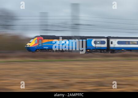 East Midlands railway Klasse 43 Intercity 125 Power Auto geschwenkt mit Geschwindigkeit auf dem Midland mainline an souldrop (südlich von Bedford) Stockfoto