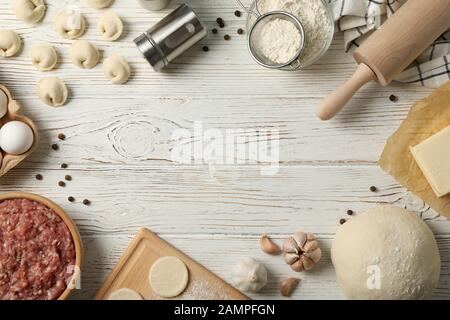 Komposition mit Hackfleisch und Knödel auf Holzgrund, Draufsicht Stockfoto