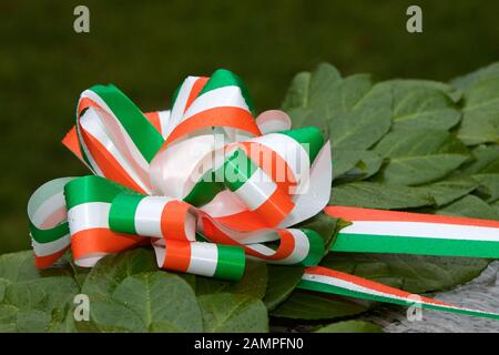 Nahaufnahme eines Lorbeerkranzes mit einem irischen tricolor-Band. Stockfoto