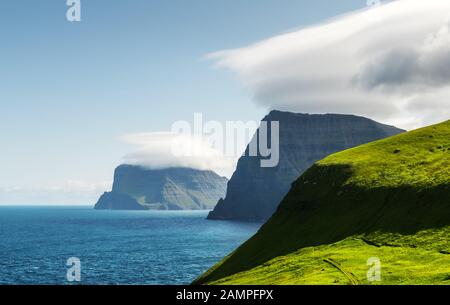 Grüne Sommerinseln im Atlantik von der Kalsoy-Insel, den Färöern, Dänemark. Landschaftsfotografie Stockfoto