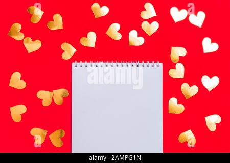 Flach Zusammensetzung mit goldenen Herzen Stockfoto