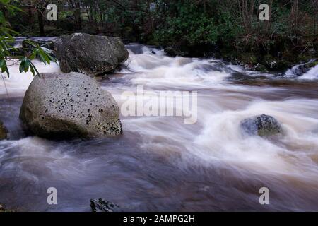 Langsame Exposition Schuß von White Water Rapids auf einem Fluß in der Grafschaft Wicklow, Irland. Stockfoto