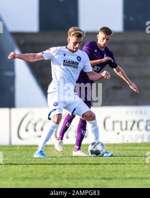 Alexander Groiss (KSC) in Duellen mit Maxime Dominguez (FC Lausanne). Ges/Fußball/2. Bundesliga: Karlsruher SC - Trainingslager, Testspiel KSC - FC Lausanne-Sport, 14.01.2020 Fußball/Fußball: 2. Bundesliga: KSC Trainingslager, Testspiel KSC - FC Lausanne-Sport, Karlsruhe, 14. Januar 2020 weltweite Nutzung Stockfoto