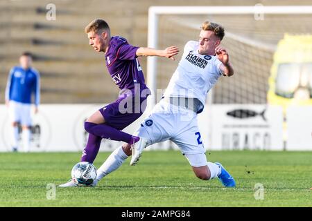 Alexander Groiss (KSC) in Duellen mit Maxime Dominguez (FC Lausanne). Ges/Fußball/2. Bundesliga: Karlsruher SC - Trainingslager, Testspiel KSC - FC Lausanne-Sport, 14.01.2020 Fußball/Fußball: 2. Bundesliga: KSC Trainingslager, Testspiel KSC - FC Lausanne-Sport, Karlsruhe, 14. Januar 2020 weltweite Nutzung Stockfoto