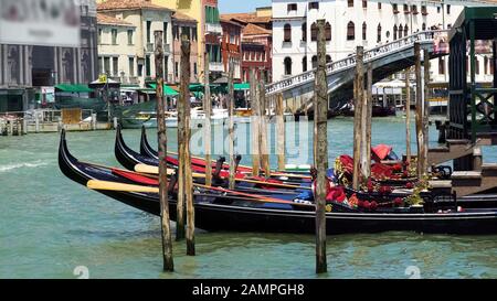 Schöne Gondeln im Venedig-Kanal, Wassertransport, Besichtigungstour Stockfoto