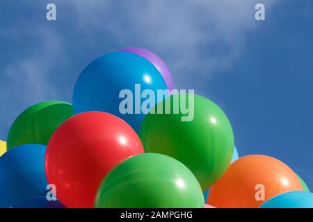 Mehrfarbige party Ballons abgebildet vor blauem Himmel. Stockfoto