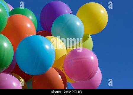 Mehrfarbige party Ballons abgebildet vor blauem Himmel. Stockfoto