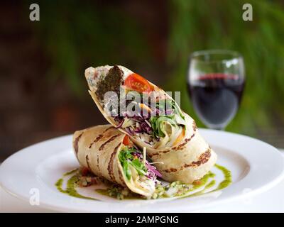 Nahaufnahme eines vegetarischen Salatwickels oder Panini. Stockfoto