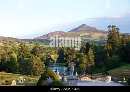 Sugarloaf Mountain in der Grafschaft Wicklow, Irland von den Gärten von Powerscourt House gesehen. Stockfoto