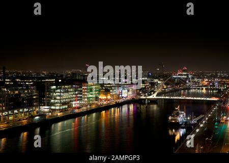 Blick auf die Dublin Docklands und Samuel Beckett Brücke beleuchtet für Weihnachten 2019. Stockfoto